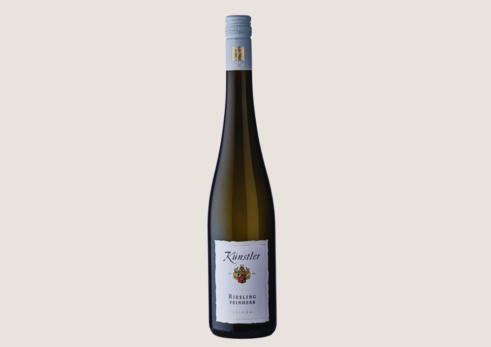 Flasche Künstler Riesling Feinherb aus dem Rheingau mit weißem Etikett auf hellem Hintergrund.
