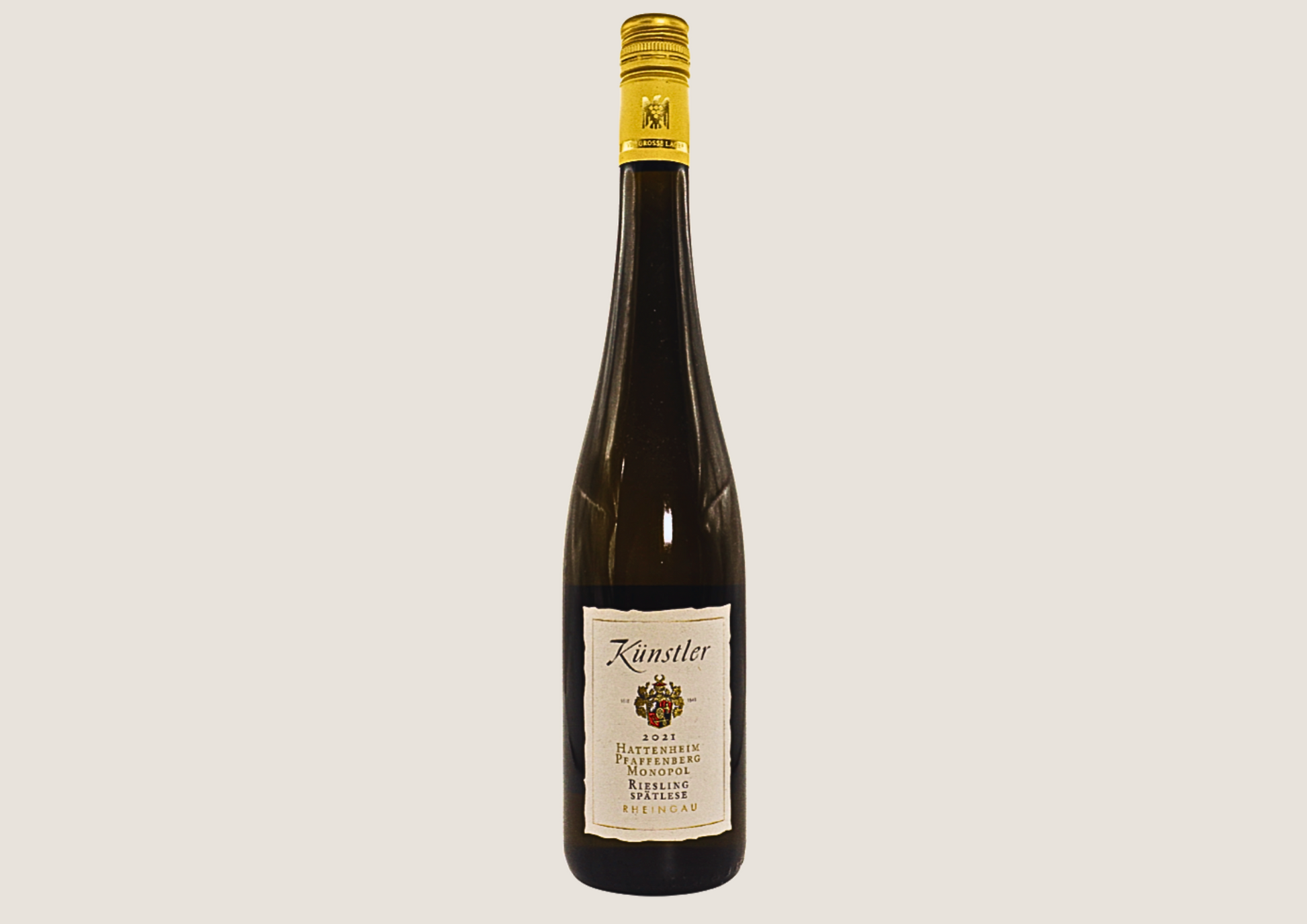 Künstler Riesling Spätlese 2021 in schlanker Flasche mit goldenem Schraubverschluss.