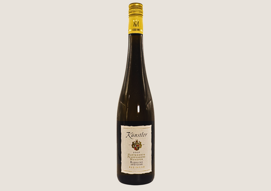 Künstler Riesling Spätlese 2021 in schlanker Flasche mit goldenem Schraubverschluss.