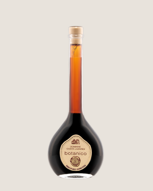 Edle Glasflasche mit dunklem Balsamico und langem, schlanken Flaschenhals vor hellem Hintergrund.