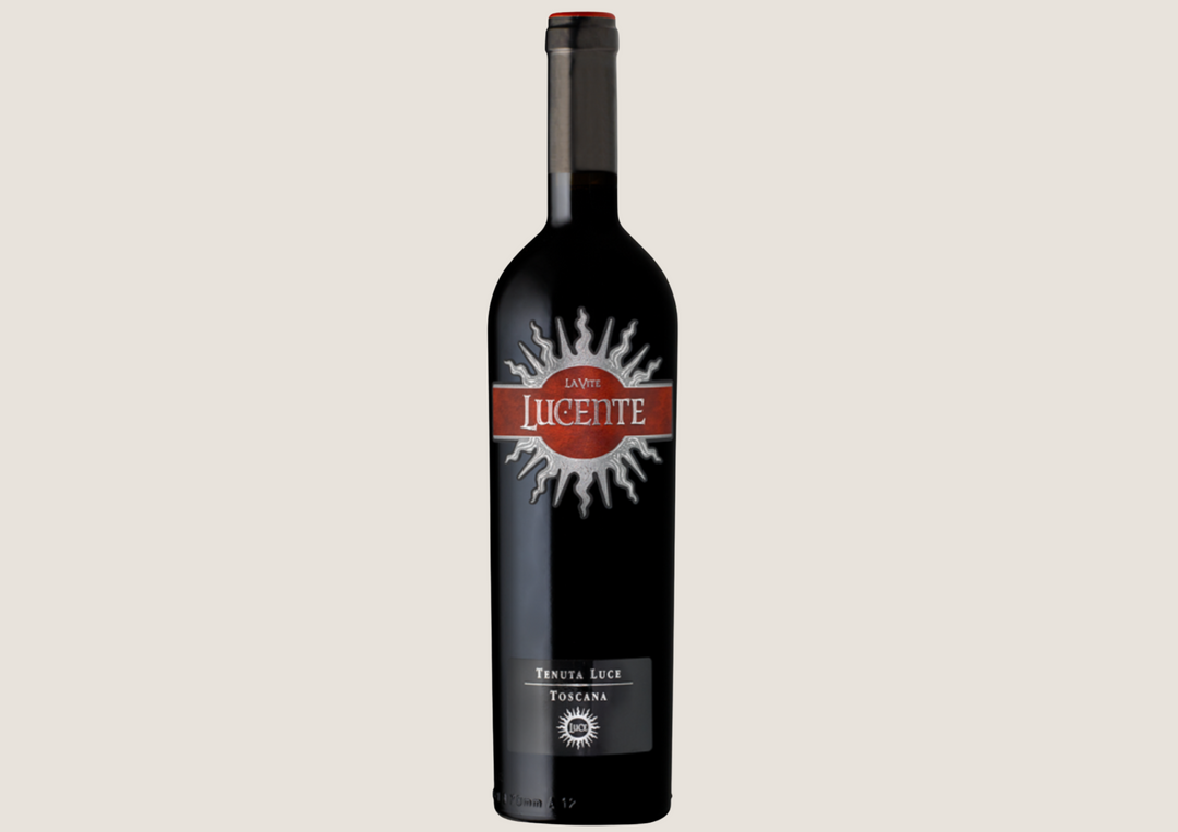 Flasche Rotwein Lucente La Vite mit rotem Etikett und Sonnendesign auf hellem Hintergrund.