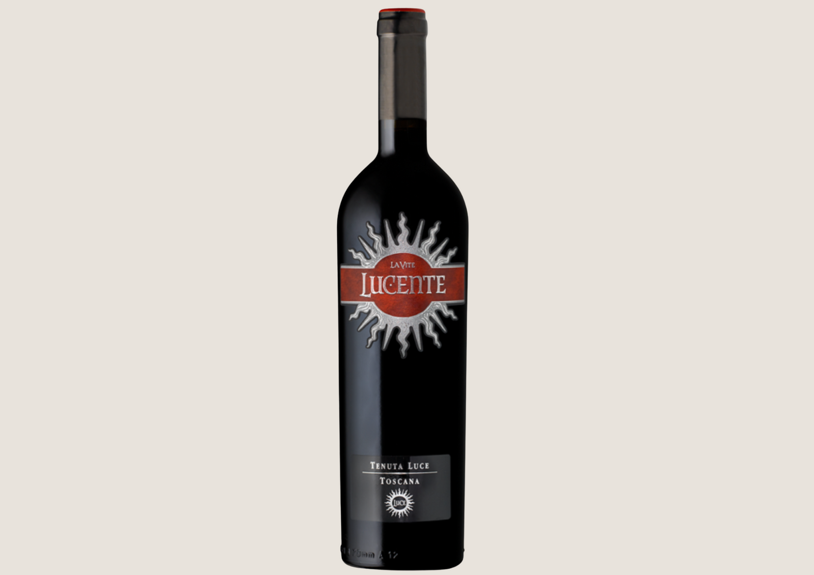 Flasche Rotwein Lucente La Vite mit rotem Etikett und Sonnendesign auf hellem Hintergrund.