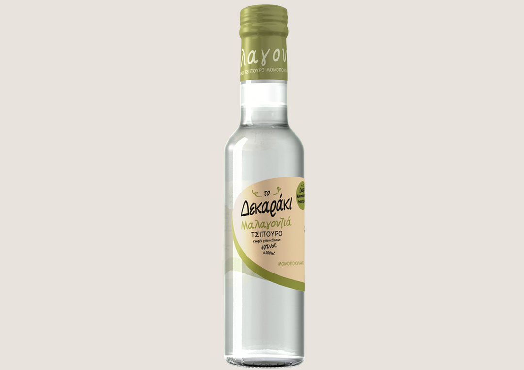 Griechisches Tsipouro Dekaraki Malagousia in klarer 200ml-Flasche vor hellem Hintergrund.