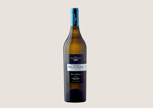 Flasche Malagousia Weißwein von Gerovassiliou vor hellem Hintergrund.