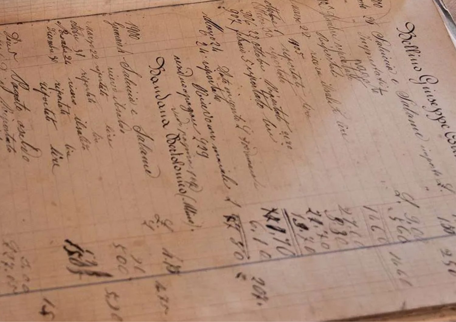 Historisches Weindokument mit handschriftlichen Notizen und Zahlen in einem alten Buch.