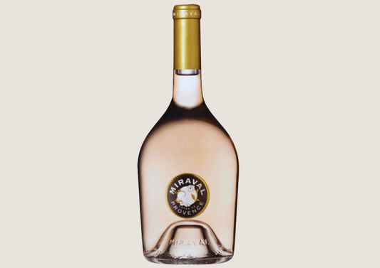 Edle Roséweinflasche Miraval Provence mit goldener Kapsel auf hellem Hintergrund.