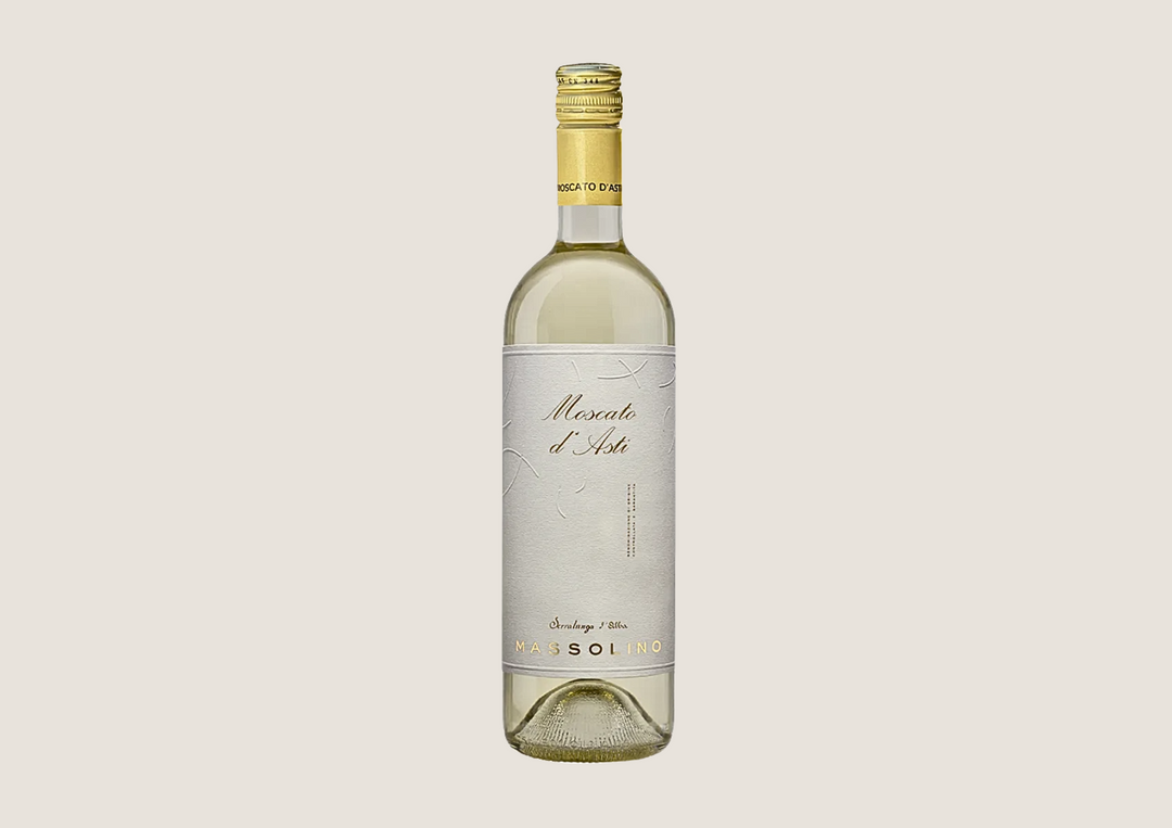 Massolino Moscato d’Asti  – elegante Weißweinflasche mit goldener Kapsel vor hellem Hintergrund.