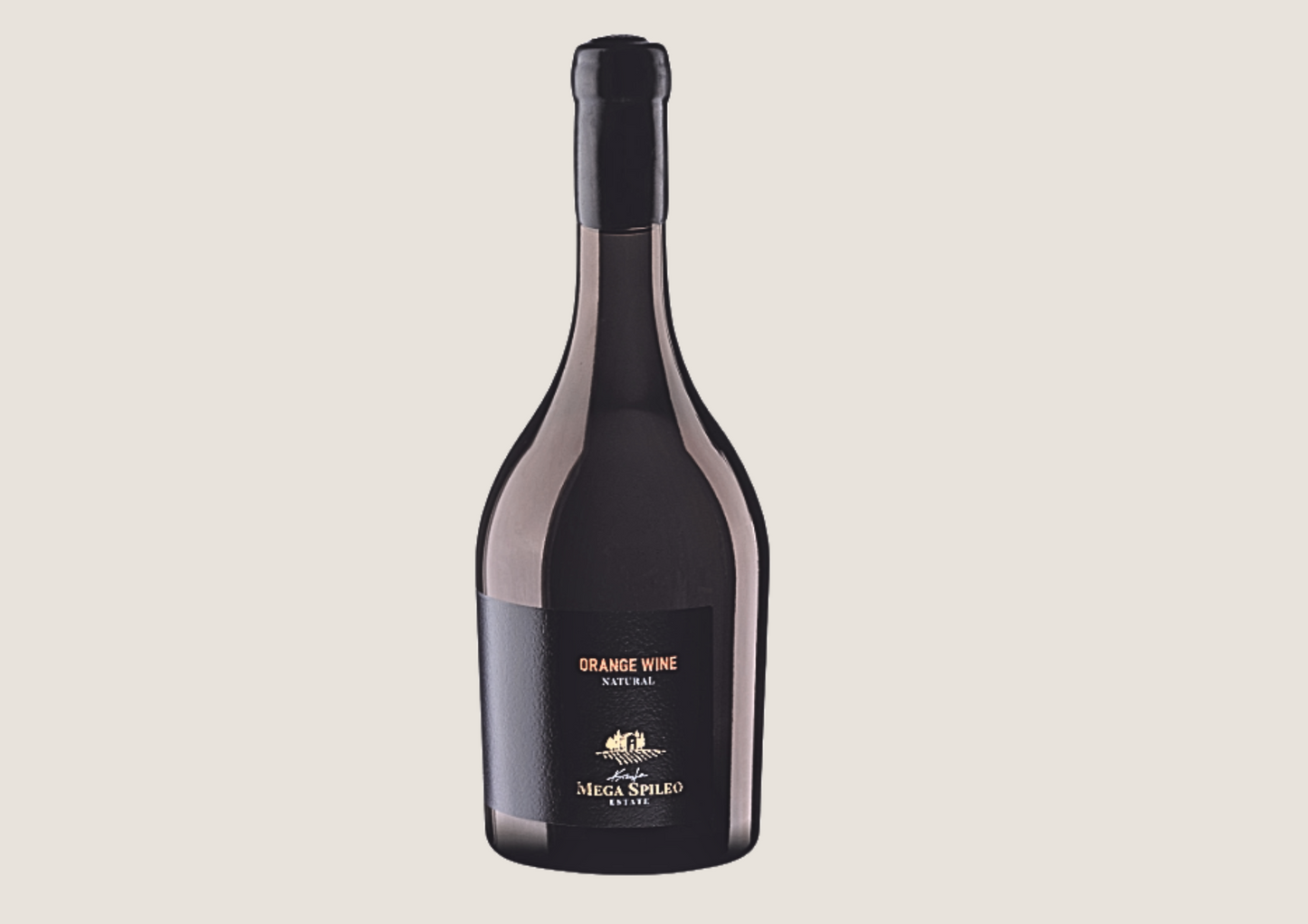 Flasche natürlicher Orange Wine von Mega Spileo, minimalistisch inszeniert.