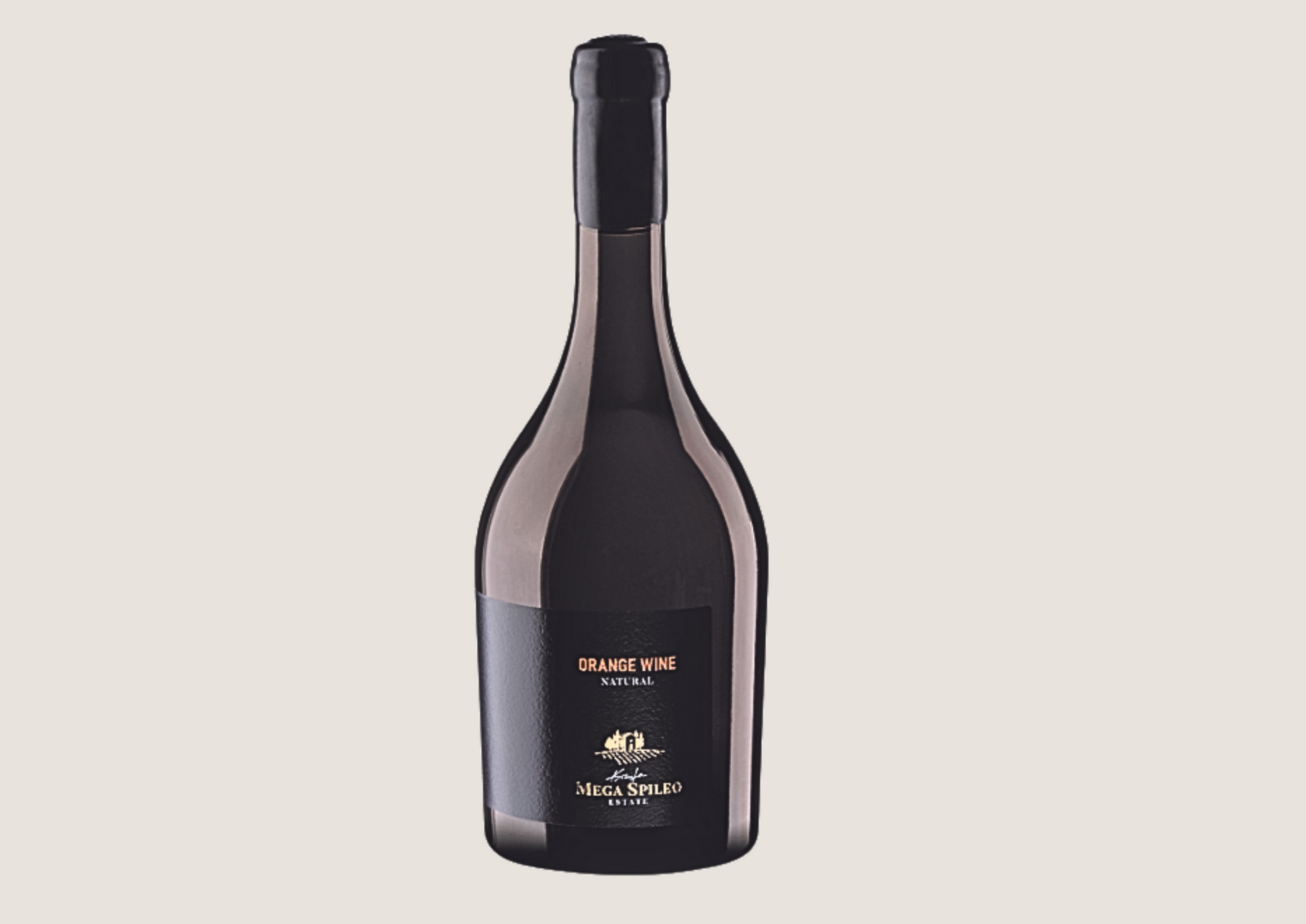 Flasche natürlicher Orange Wine von Mega Spileo, minimalistisch inszeniert.