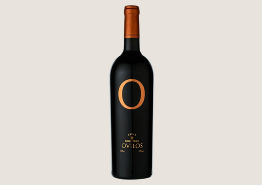 Edler Rotwein Ovilos mit rotem Verschluss auf hellem Hintergrund.