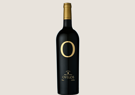 Flasche Ovilos Weißwein vor hellem Hintergrund.