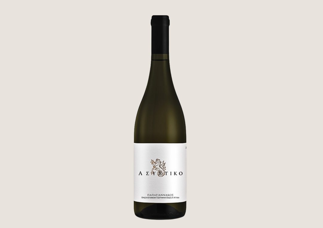 Weißweinflasche Assyrtiko von Papagiannakos, elegant etikettiert und aufrecht stehend.