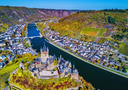 Blick auf die Reichsburg Cochem an der Mosel im goldenen Herbst.