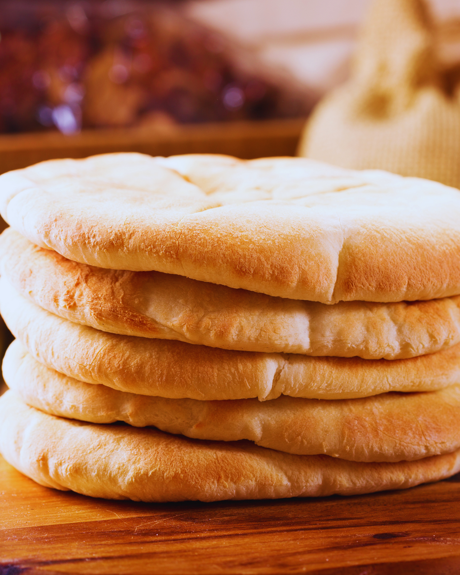 Frisch gebackenes Pita-Brot gestapelt – weiche Beilage zur griechischen Küche“