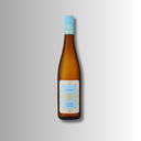 Rheingau Riesling trocken von Robert Weil mit hellblauem Etikett und schlanker brauner Flasche.