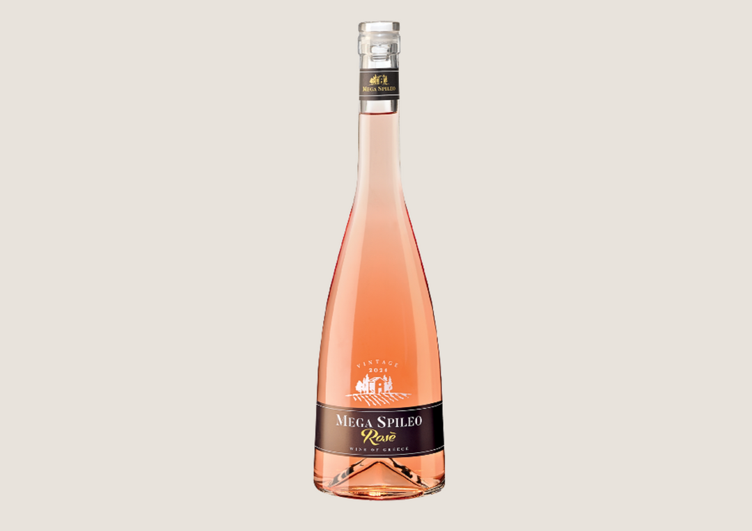 Roséwein-Flasche Mega Spileo elegant inszeniert auf hellem Hintergrund.