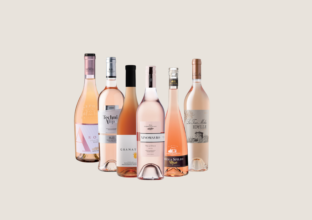 Sechs elegante Roséweine in einer stilvollen Aufstellung vor hellem, neutralem Hintergrund.