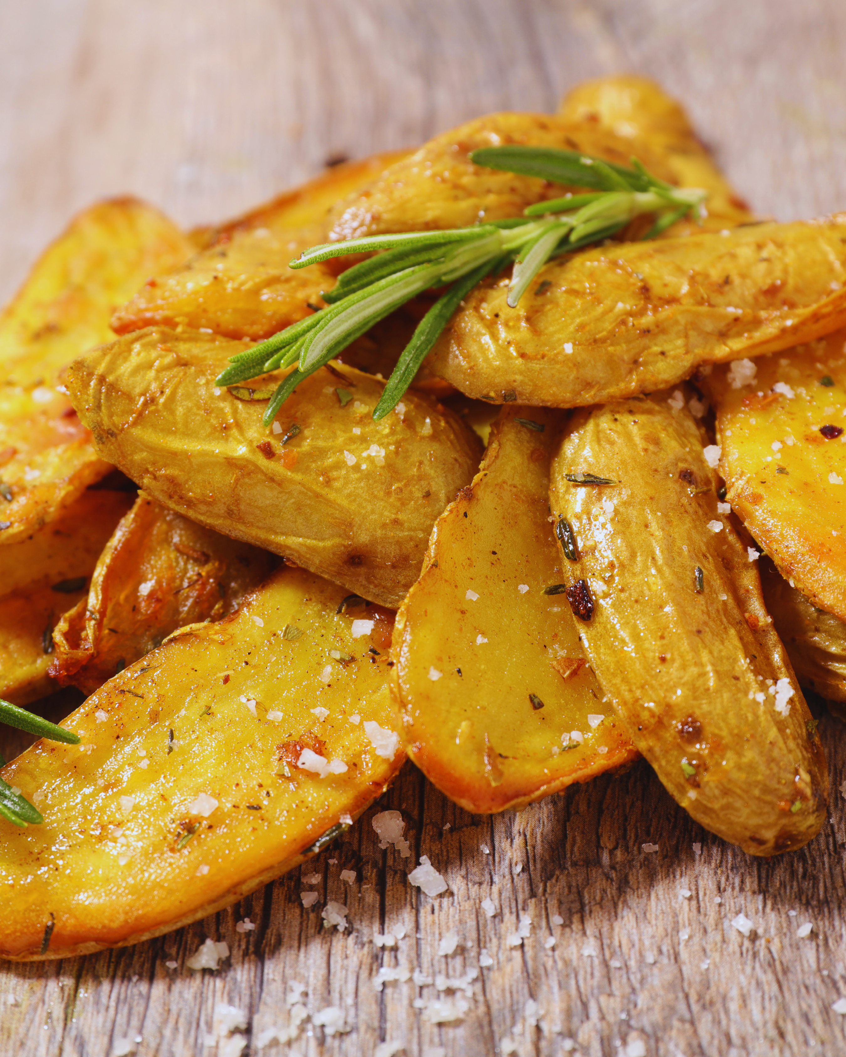 „Knusprige Rosmarinkartoffeln mit Meersalz – goldbraune Beilage aus dem Ofen“