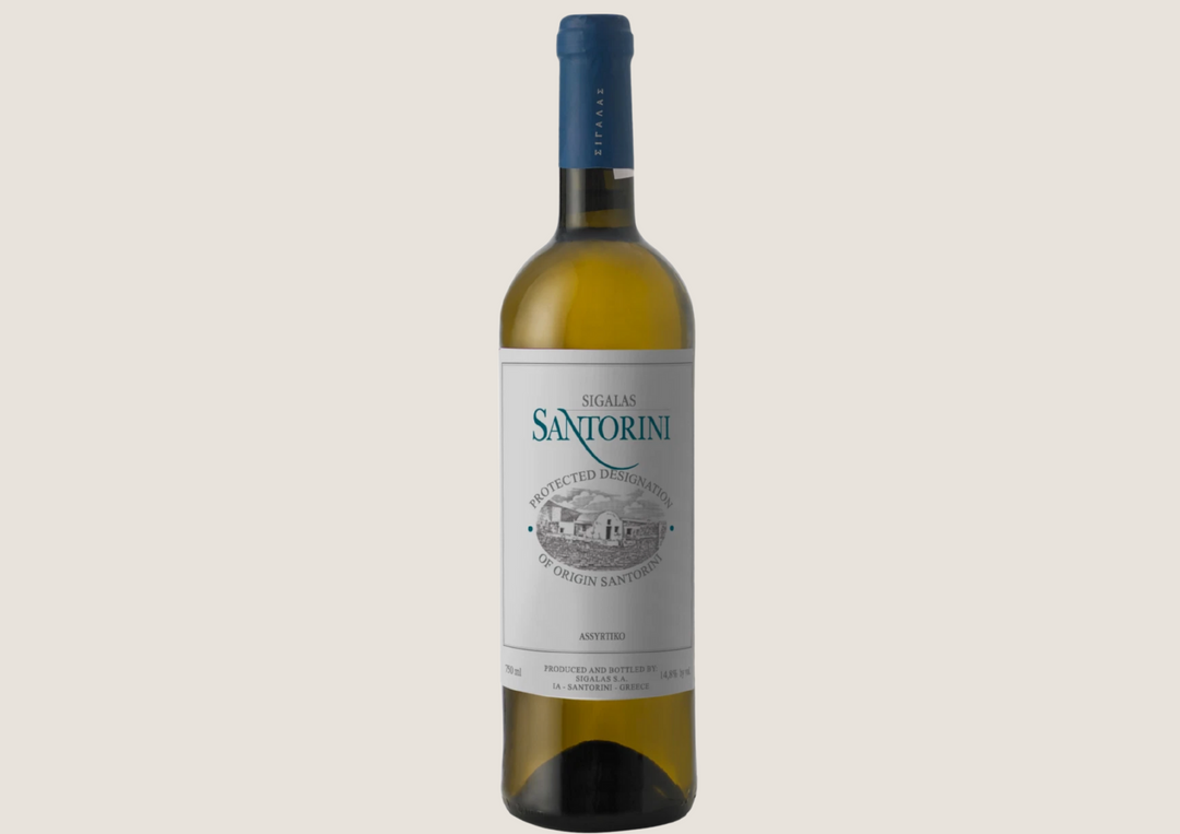 Weißweinflasche Sigalas Santorini Assyrtiko mit blauem Etikett.