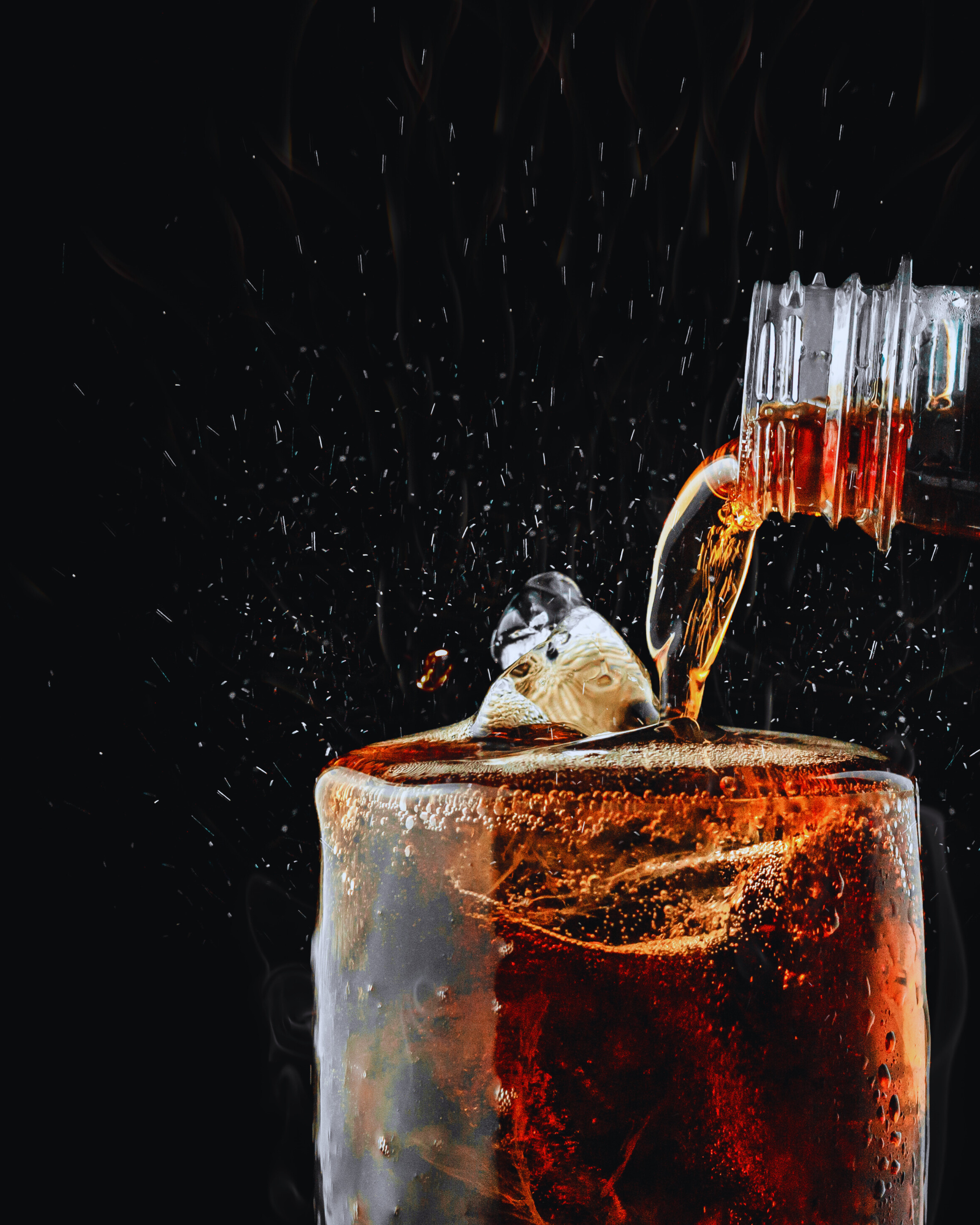 „Erfrischende Cola mit Eiswürfeln wird ins Glas gegossen – spritziger Softdrink-Genuss“