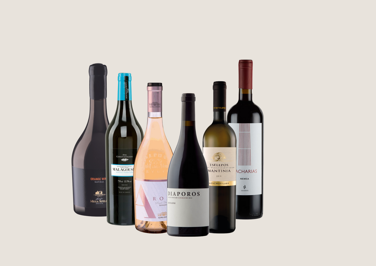 Sechs edle griechische Weine in einer stilvollen Aufstellung vor hellem Hintergrund.