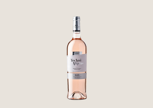 Roséweinflasche „Techni Alipias“ von 2020 mit edlem Etikett auf hellem Hintergrund.