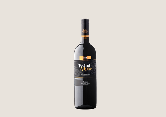 Rotweinflasche „Techni Alipias“ von 2018 aus dem Weingut Wine Art Estate vor hellem Hintergrund.