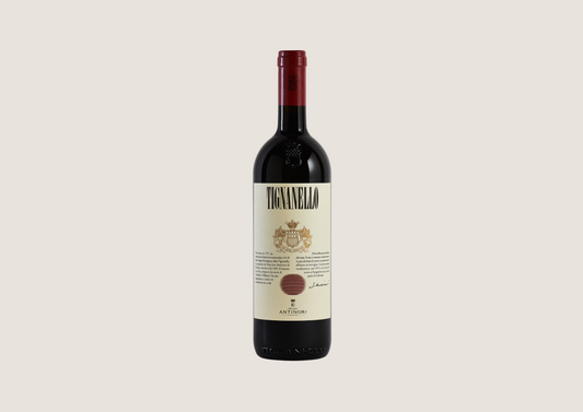 Flasche Rotwein Tignanello mit rotem Verschluss vor hellem Hintergrund