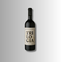 Schwarze Weinflasche mit markantem Trilogia-Etikett in cremefarbenem Design vor neutralem Hintergrund.