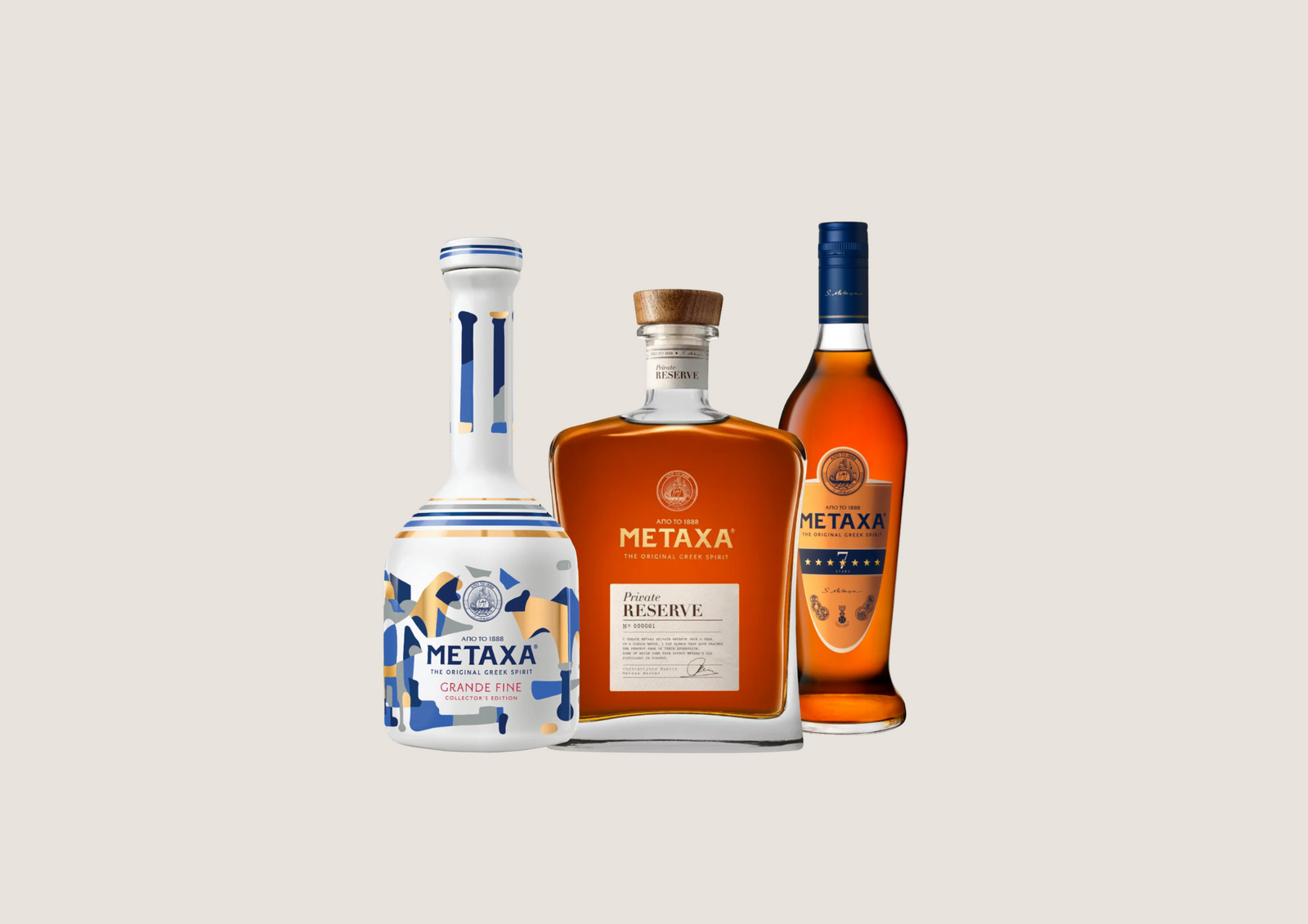 Drei edle Metaxa-Flaschen nebeneinander: 7 Sterne, Private Reserve und Grande Fine Edition.