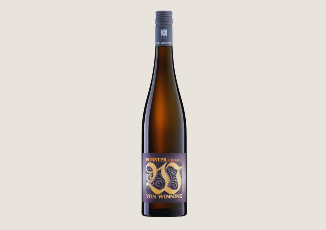 Braune Weinflasche mit Etikett „Forster Riesling“ vom Weingut Von Winning.