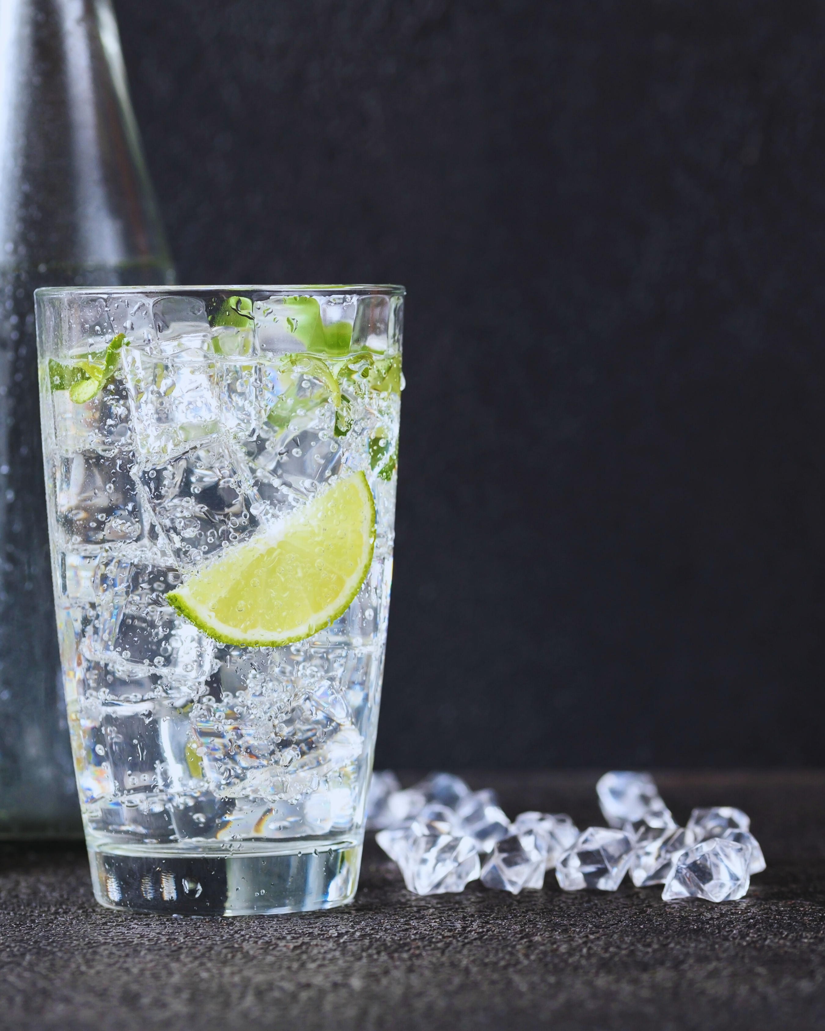 „Sprudelndes Mineralwasser mit Limette und Eiswürfeln – erfrischendes Sommergetränk“