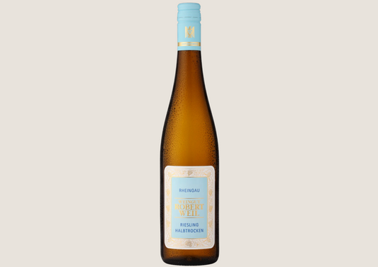 Braune Weinflasche mit blauem Etikett vom Weingut Robert Weil, Riesling Halbtrocken.