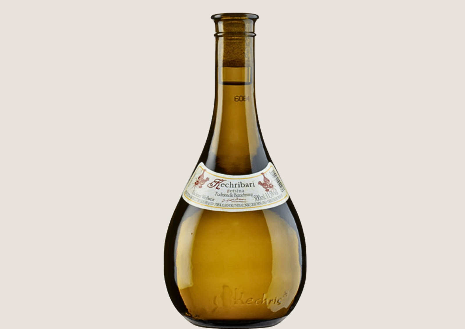 Flasche griechischer Kechribari Retsina Weißwein auf hellem Hintergrund.