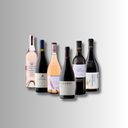 Auswahl griechischer Xinomavro-Weine, rosé und rot, nebeneinander vor hellem Hintergrund arrangiert.