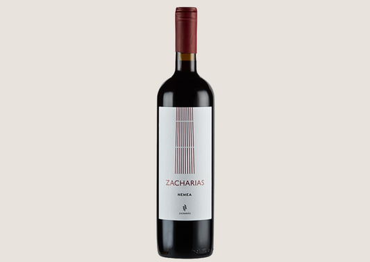 Flasche Rotwein Zacharias Nemea mit elegantem Etikett vor neutralem Hintergrund.